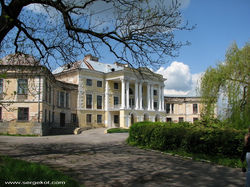  Центральная часть дворца самая красивая.jpg