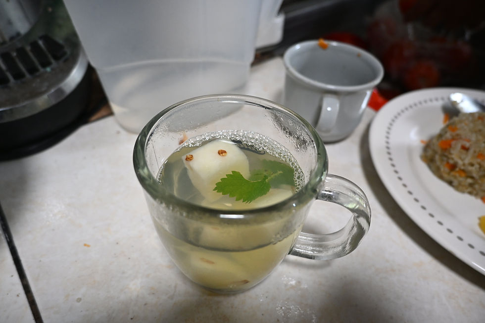 Infusión de piña y pringamosa elaborada por David Guzmán, de Pijao.