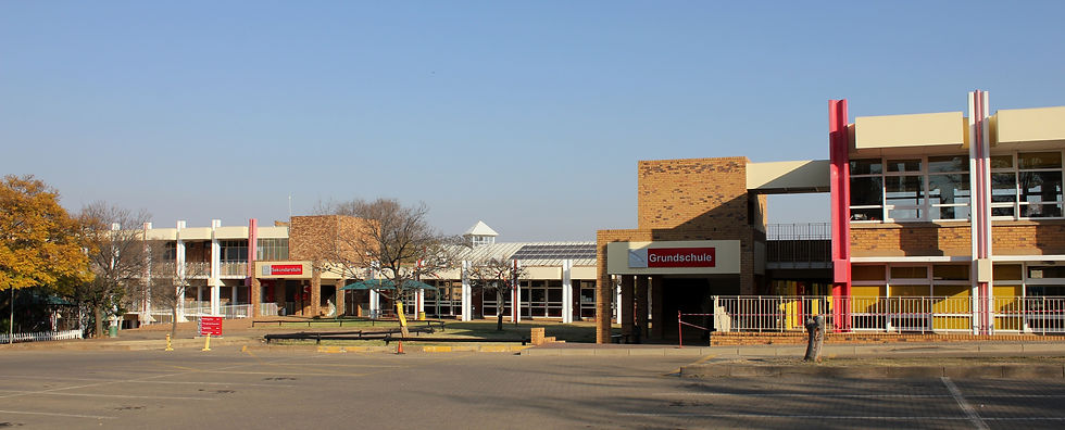 Deutsche_Schule_Pretoria,_vanaf_noordingang,_a.jpg