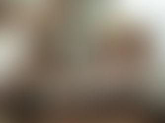 Kobieta leżąca na kanapie z bólem głowy obok butelki alkoholu - objawy kaca i złe samopoczucie po alkoholu