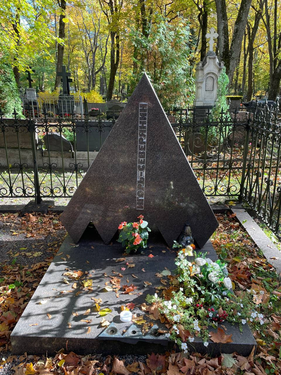 Могила поэта Игоря Северянина