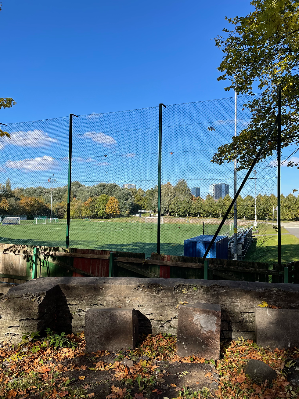 Неожиданное соседство кладбища рядом с футбольным стадионом