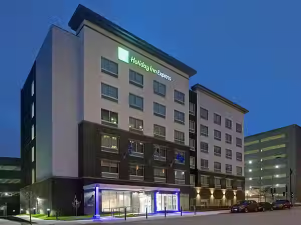 holiday-inn-express-milwaukee-6779065317-4x3.avif