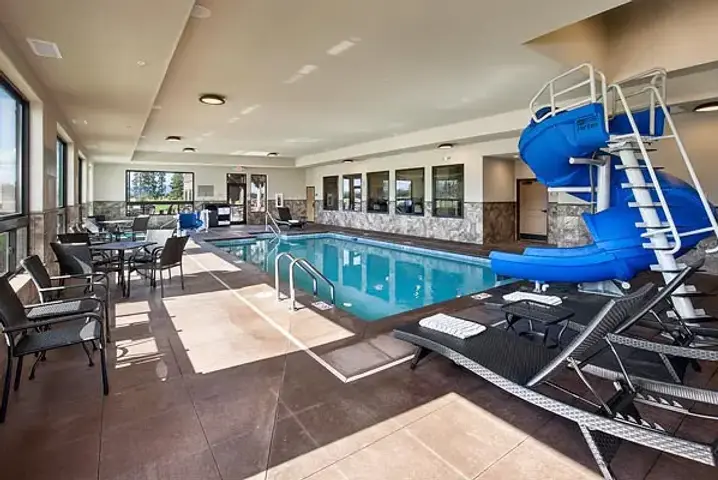 lodge pool.webp
