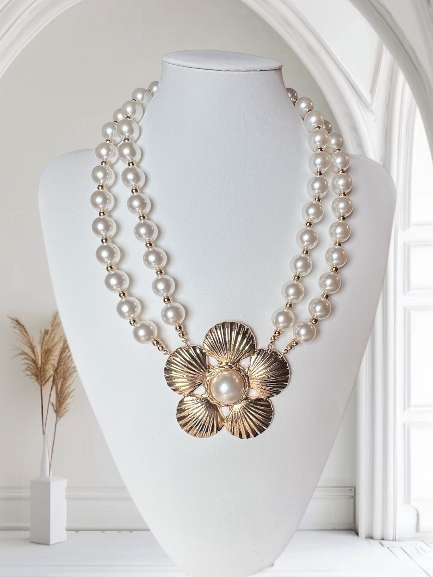 Collana madreperla con fiore.