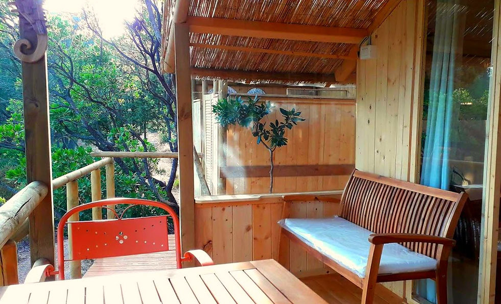 Divan avec vue de la tente glamping la Bedula