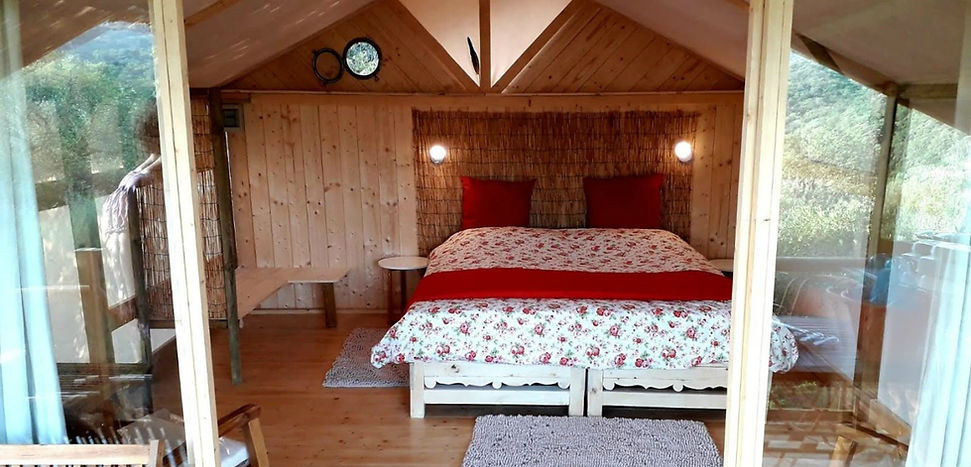 tente glamping chambre avec lits king size 180x200cm