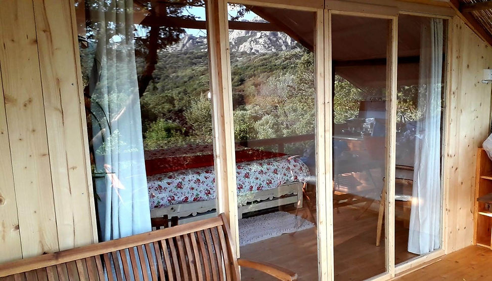 portes vitrées de la tente glamping la Bedula