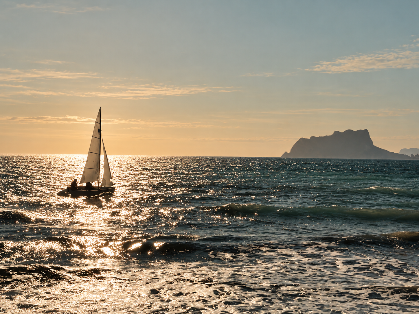 Zeilboot voor de Costa Blanca bij zonsondergang