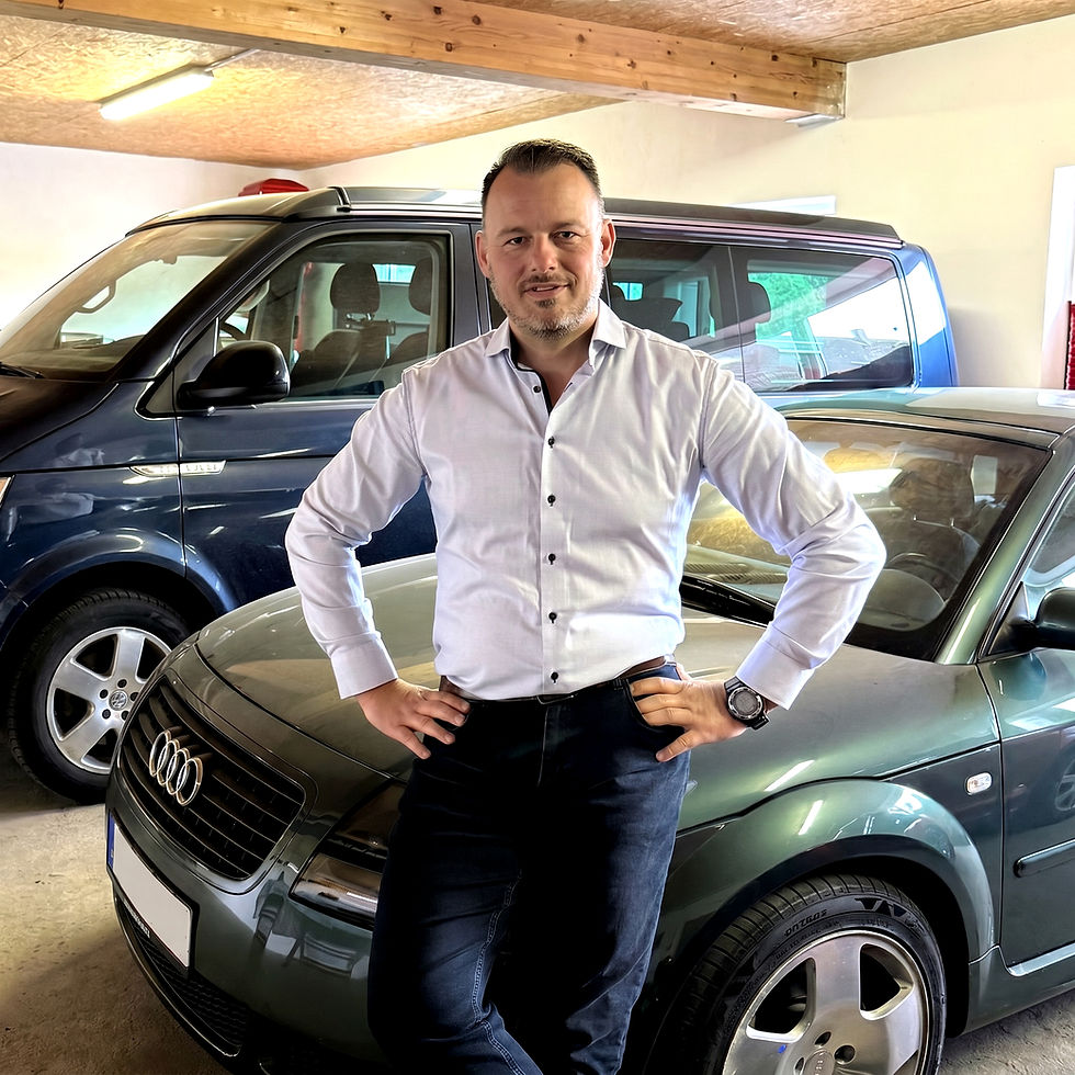 Max Halbig, Experte für Kfz-Sachmängelfragen und Automotive-Führungskraft, vor Fahrzeugen.