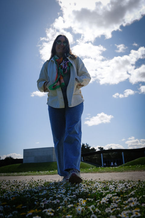 Alvora - Une photo mode en contre plongée à côté du Memorial de Caen
