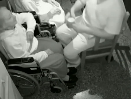 VIOLENCIA EN UN GERIÁTRICO: CUIDADOR FUE FILMADO GOLPEANDO Y AMENAZANDO A DOS ANCIANAS