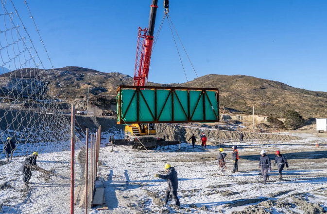LLEGÓ EL EQUIPAMIENTO PARA LA NUEVA USINA DE USHUAIA Y HUBO UN MEGAOPERATIVO DE TRÁNSITO