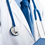 Médico con portapapeles