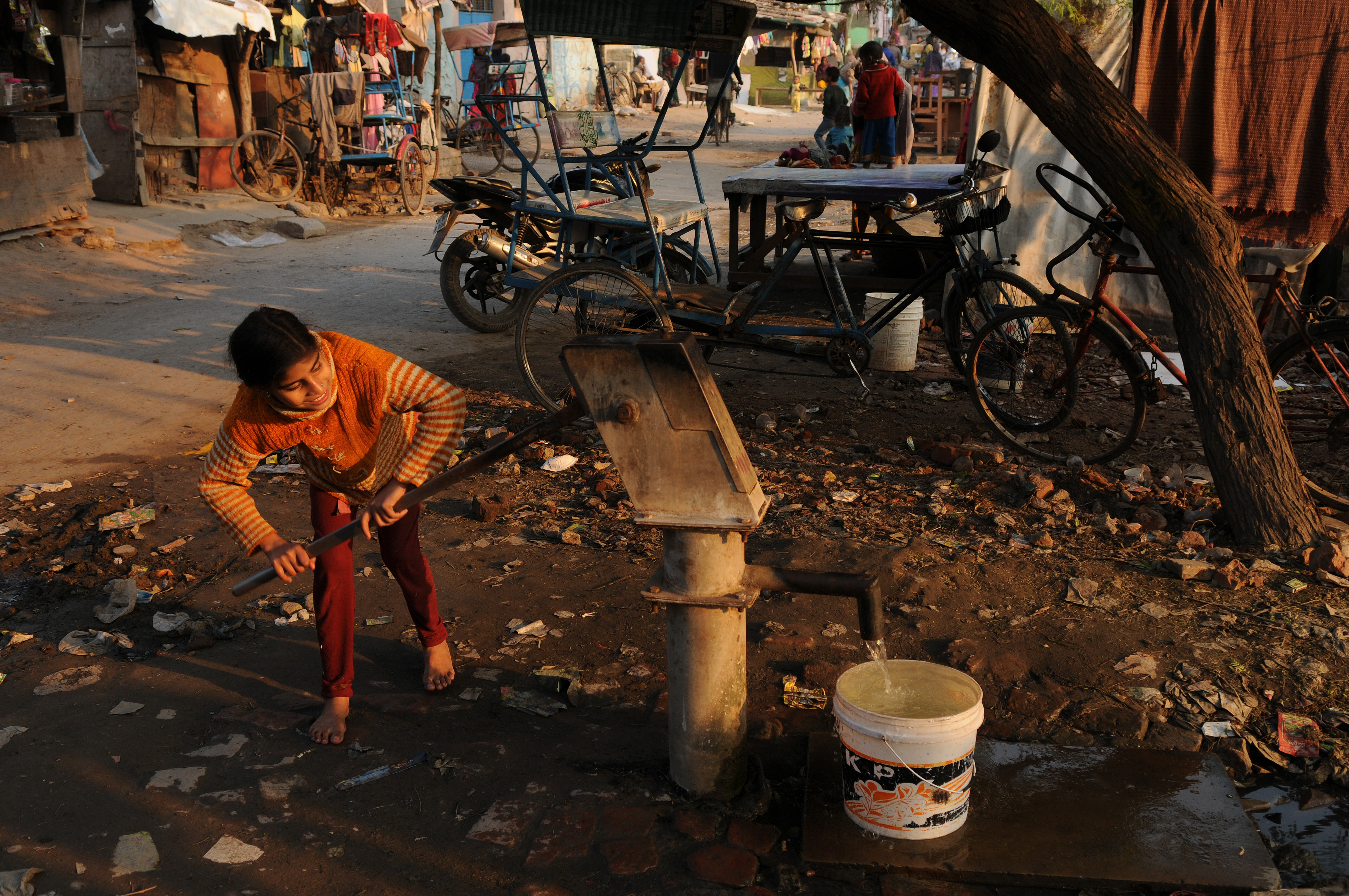Мумбаи индия нищета. Погнали в индию жизнь трущоб. Бенгалия трущобы. Трущобы индии бомбей шантарам. Индия повседневная жизнь.