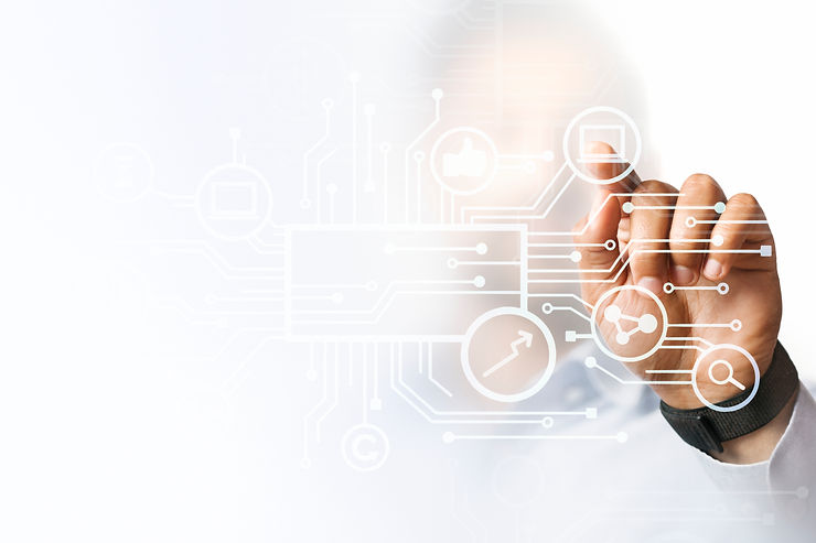geschaftsmann-der-auf-seine-prasentation-auf-dem-futuristischen-digitalen-bildschirm-zeigt