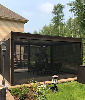 Toiles moustiquaires noires sur pavillon de terrasse pour espace repas extérieur protégé
