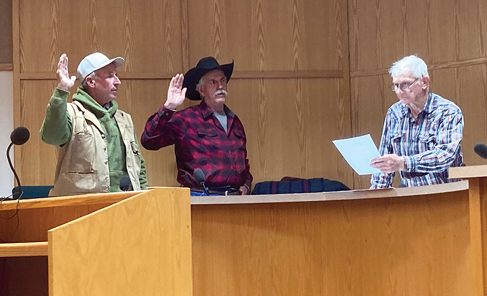 Fredonia Vice-Mayor Cecil Scott (right) administers the oath of office to council members Dirk Ballard (left) and Frank Banks. Photo by Don Jennings.