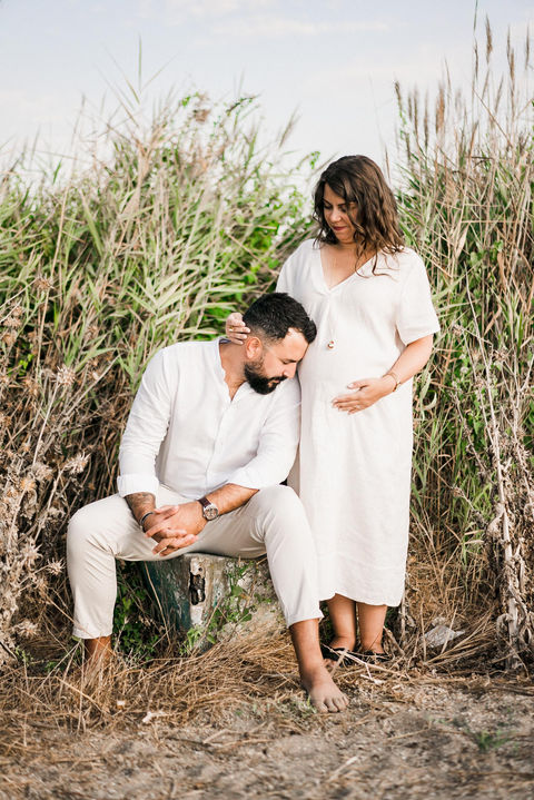 Photo d'une femme enceinte sur la cote vermeille prise par Photographe Grossesse Perpignan