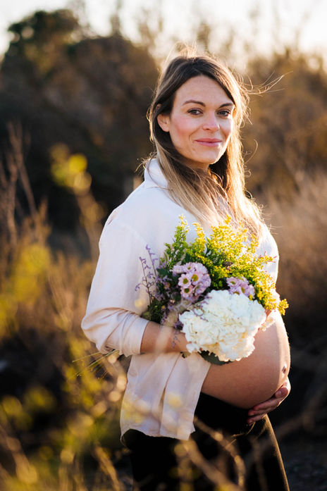 Photo d'une femme enceinte sur la cote vermeille prise par Photographe Grossesse Perpignan