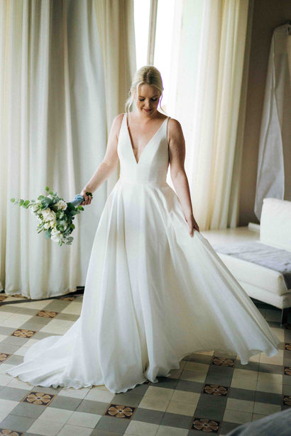 Couple anglais célébrant son mariage au Château de Valmy près de Perpignan, photos par photographe mariage Perpignan.