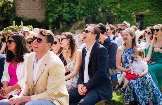 Cérémonie laïque sous un arbre au Château de Villeclare, capturée par photographe mariage Perpignan.