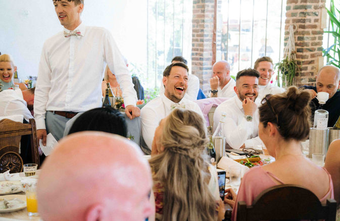 Couple anglais célébrant son mariage au Chateau DIY avec photographe mariage Le Mans et Mayenne.