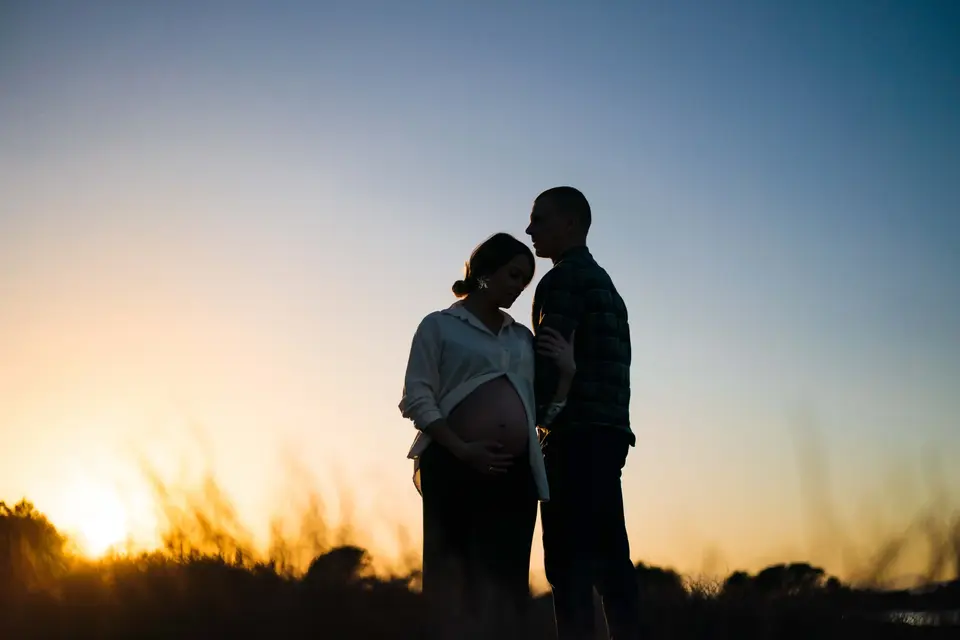 Photo d'une femme enceinte sur la cote vermeille prise par Photographe Grossesse Perpignan