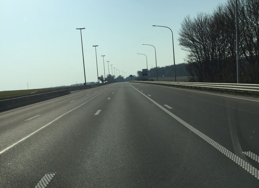Leere Autobahnstraße, sonniger Tag