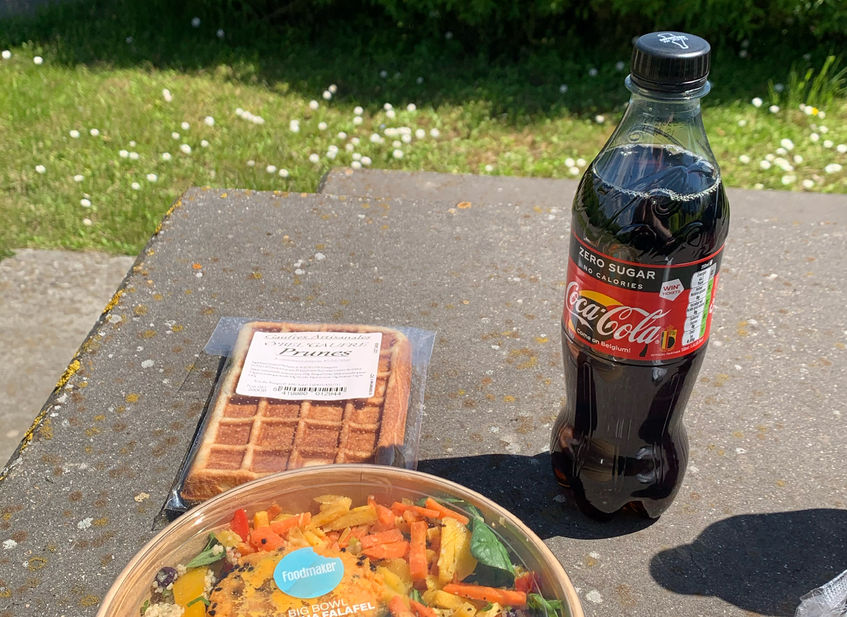 Waffeln, Nudelsalat und Cola im Freien