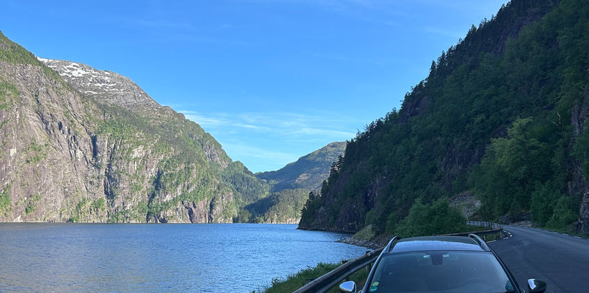 Kurierfahrt Norwegen schmale Straße Fjord