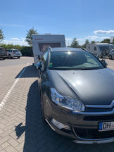 Grauer Citroen Grand C4 Picasso zieht Wohnwagen