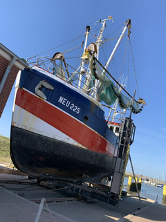 Fischkutter NED 225, aus dem Wasser gehoben