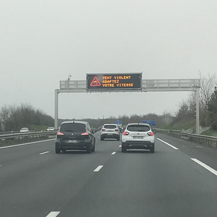 Autobahn-Schild:  „Verkehrsstörung, bitte vorsichtig fahren“