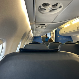 Blick in die Flugzeugkabine der KLM von Bergen in Norwegen nach Amsterdam Niederlande als OBC Kurier