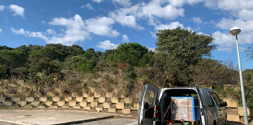 Unser Citroen berlingo mit offenen hecktüren bei einer kurierfahrt nach Südeuropa in Frankreich mit offenen türen weil es sehr warm ist