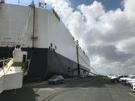 Großer Autotransporter mit Autos am Hafen