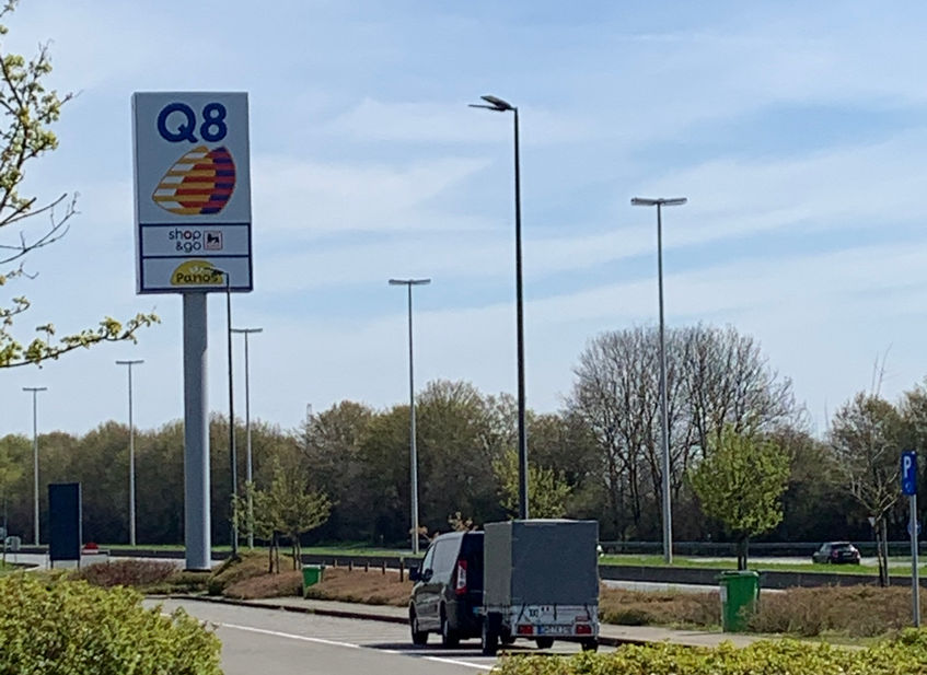 Lieferwagen fährt an QS-Schild vorbei