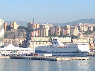 Grimaldi Lines Fähre im Hafen von Genua