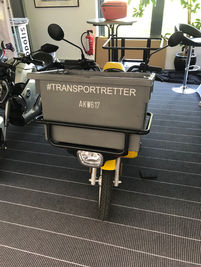 Gelber Lastenroller mit #Transportretter Aufschrift
