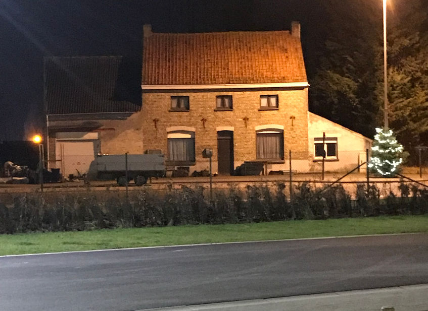 Gelbes Haus bei Nacht, Kurierdienst Belgien
