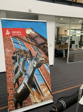Kurierdienst Bremen erleben banner rollup stadtmusikanten in büro transportretter stuhr brinkum