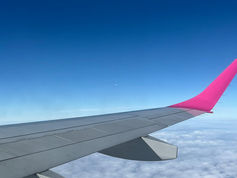 Flügel von Flugzeug mit pink Winglet Air Dolomiti OBC Kurier Transportretter