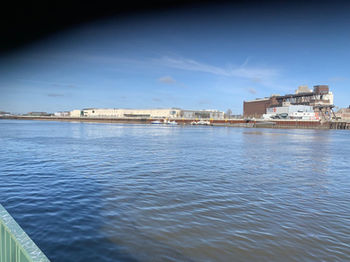 Industriebauten am Flussufer