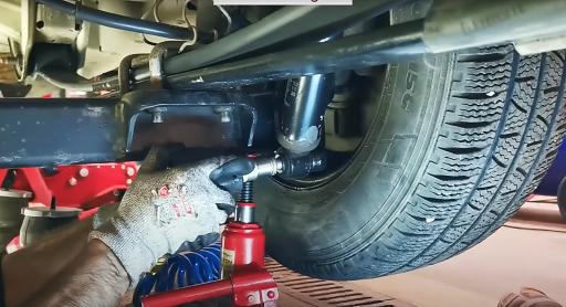 Leaf spring replacement: last step - shock absorber bolt