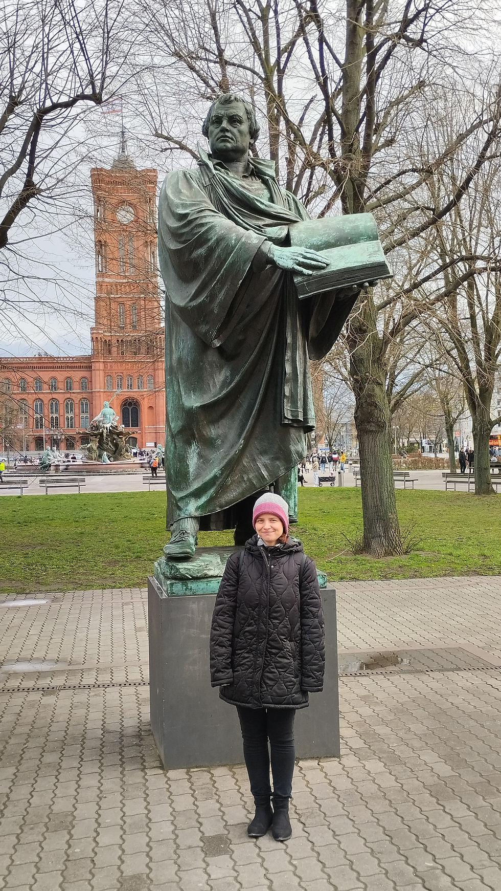 BERLIN. Vor dem Martin Luther Denkmal - im Hintergrund der Neptunbrunnen mit dem Rotem Rathaus
