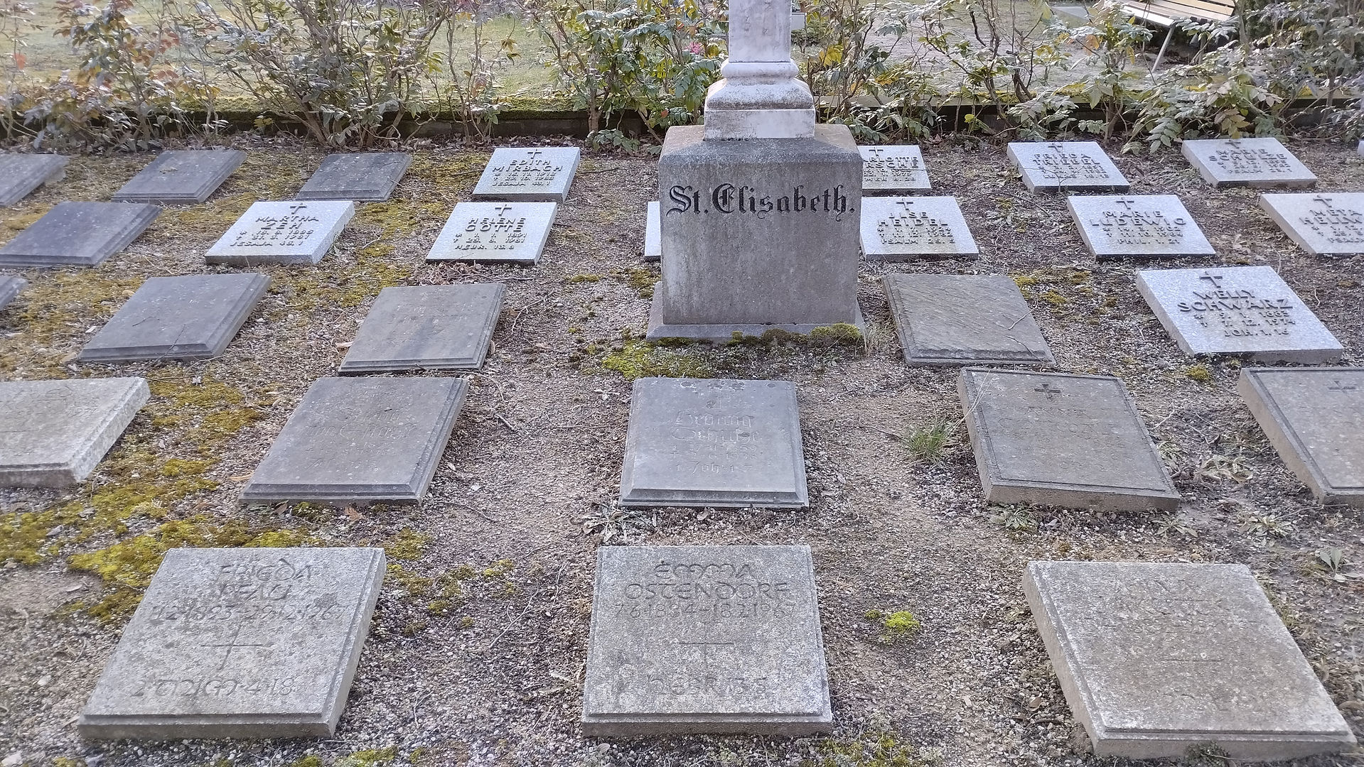 BERLIN. Alter St. Mathäus Friedhof - historische Gräber der Diakonissen der St. Elisabeth Klinik