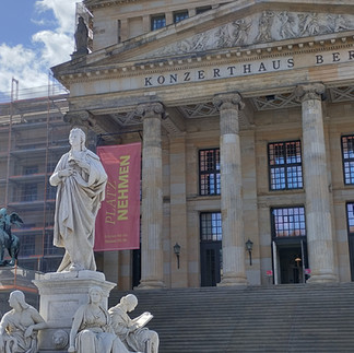 BERLIN - Gendarmen Markt. Konzerthaus mit Schiller-Denkmal