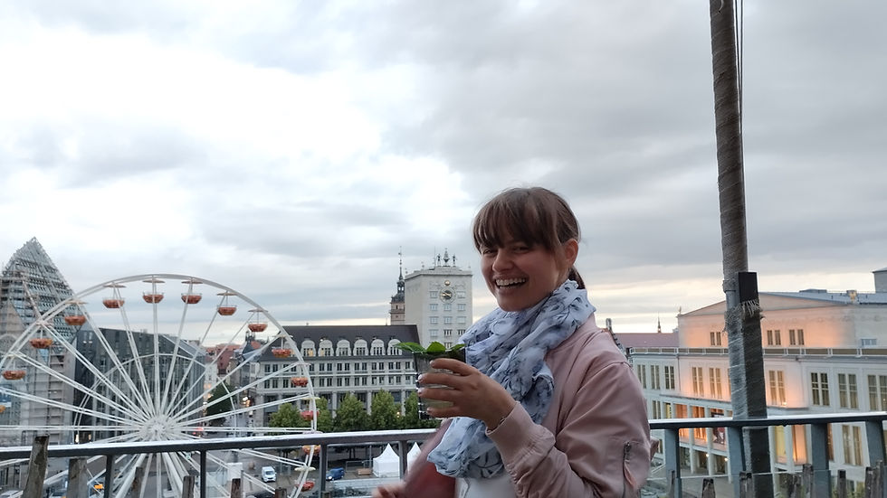 Leipzig – von „Klein-Paris“ zum „Klein-Berlin“. Ich in Leipzig - Blick auf Augustusplatz (2024 zur Fußball-EM)