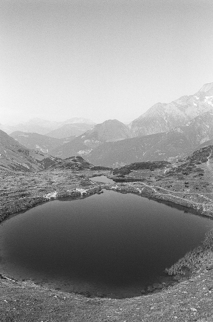 Lac entouré de montagnes